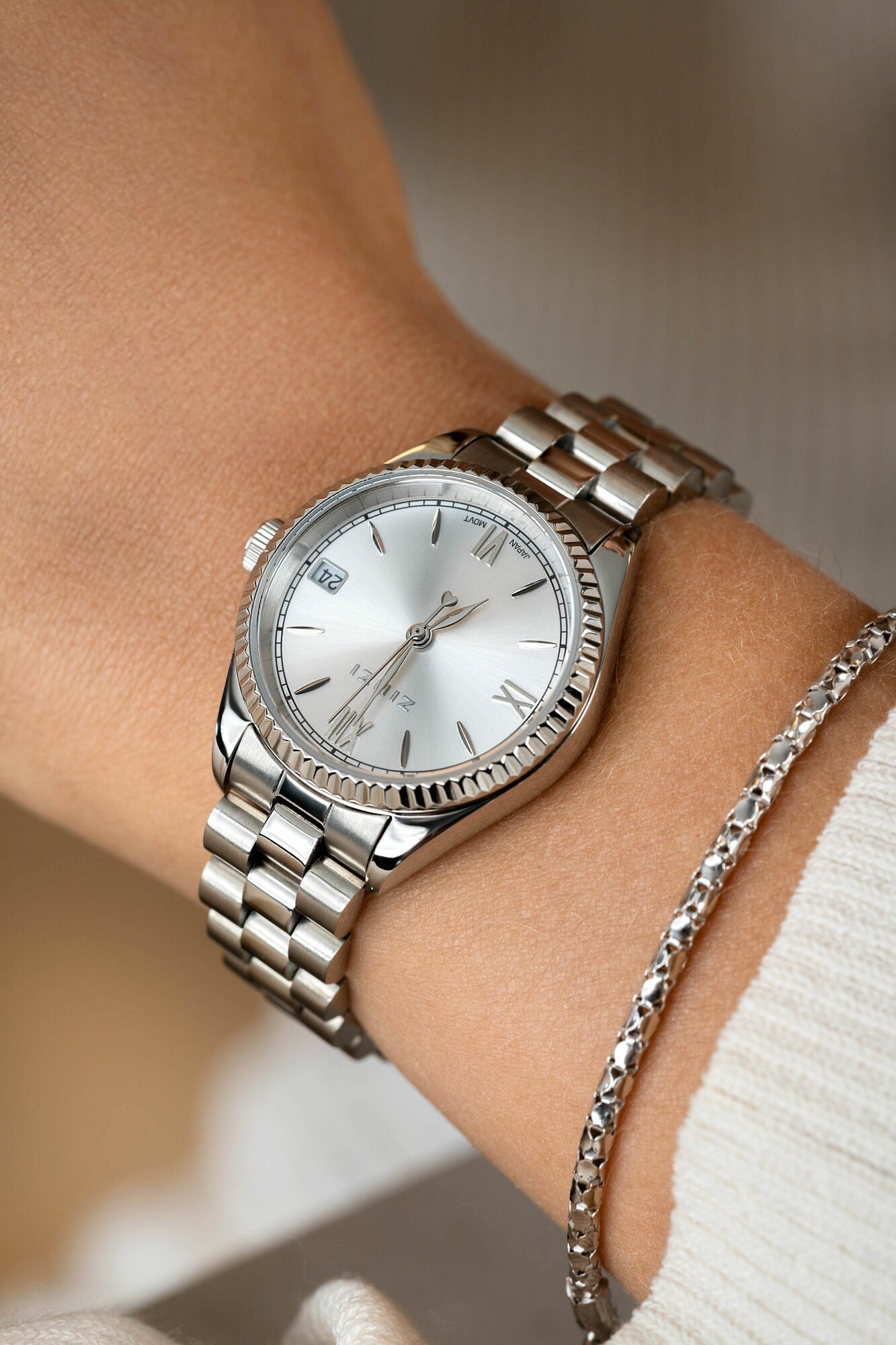 ZINZI Iconic Uhr 30mm mit Datum, geriffelte Lünette, silberfarbenes Zifferblatt und Edelstahl-Gliederarmband ZIW2202