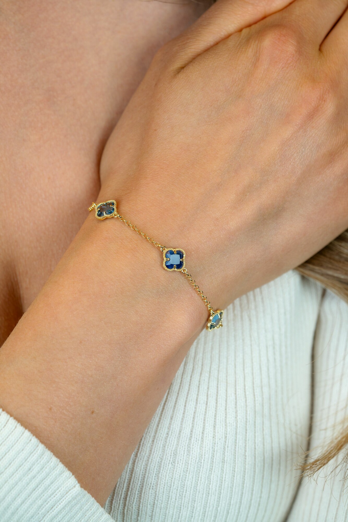 ZINZI vergoldetes Silberarmband mit zwei hellblauen Kleeblättern und einem dunkelblauen Kleeblatt in der Mitte, 17-20 cm ZIA2662B