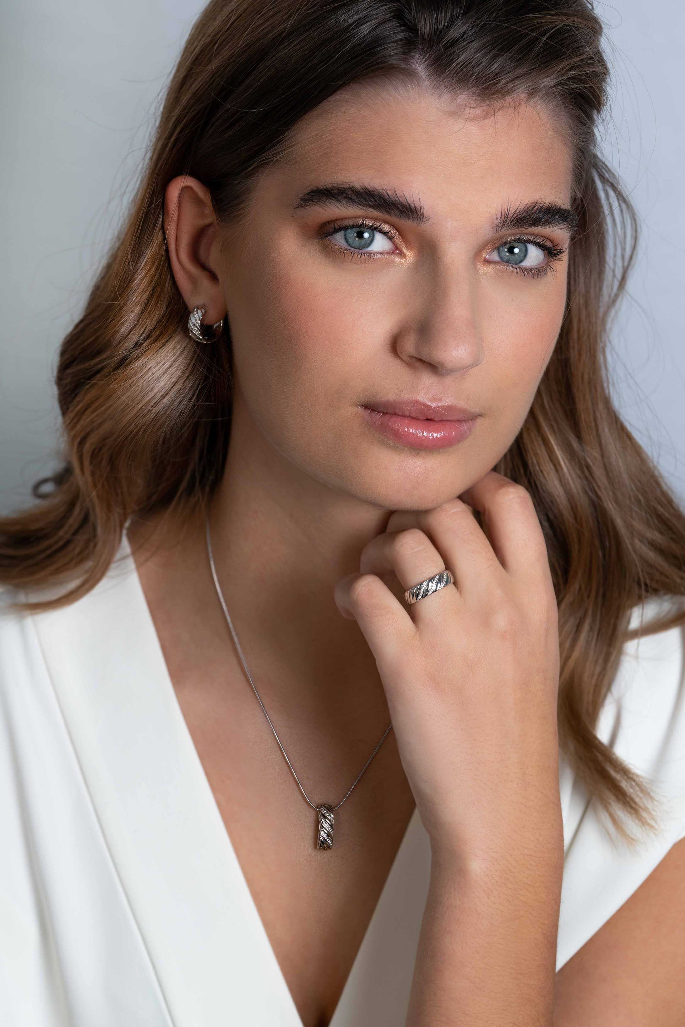 ZINZI silberner rechteckiger Anhänger mit Twisted-Effekt und weißen Zirkonias 20mm ZIH2244