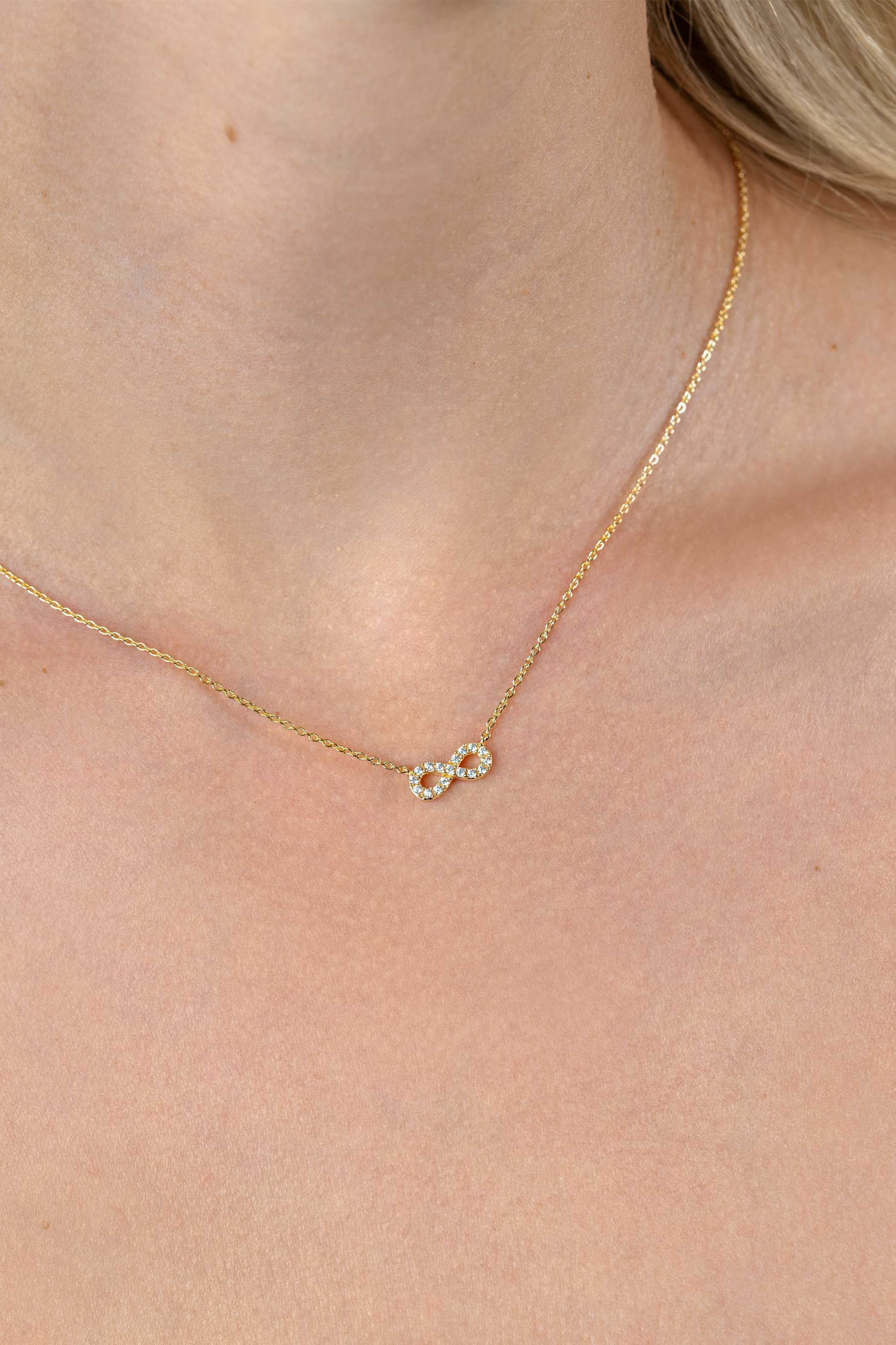 ZINZI vergoldete Silberkette mit Infinity-Symbol, vollständig besetzt mit weißen Zirkonia, 42-45 cm ZIC2597Y