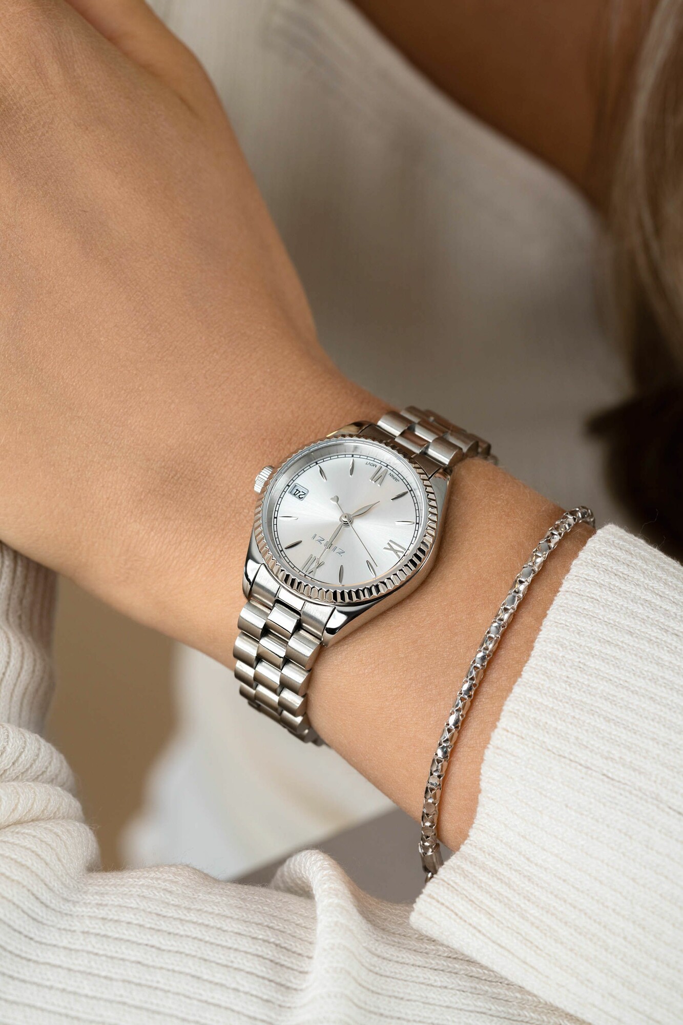 ZINZI Iconic Uhr 30mm mit Datum, geriffelte Lünette, silberfarbenes Zifferblatt und Edelstahl-Gliederarmband ZIW2202