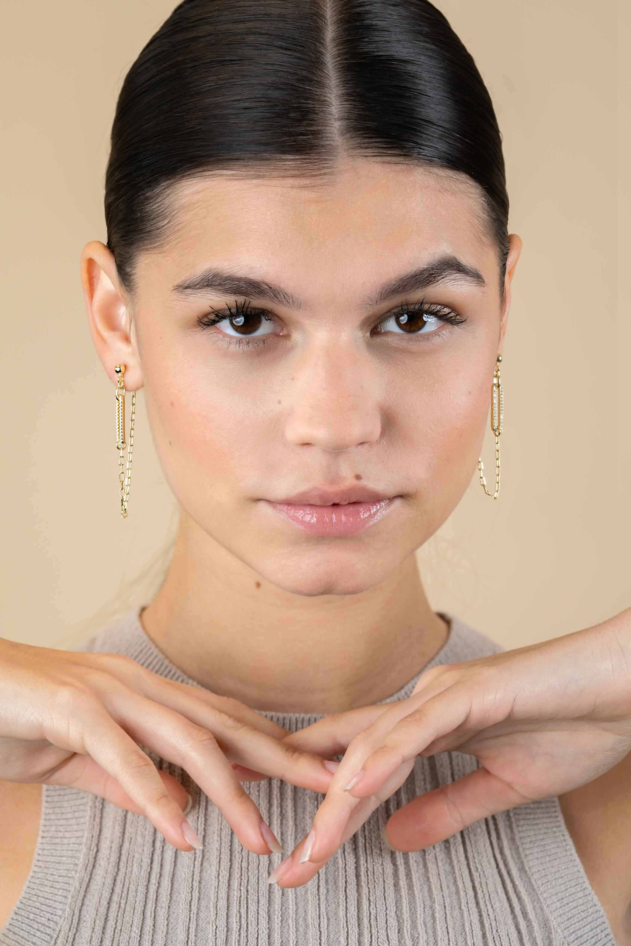 ZINZI zlv. oorstekers met ovaal zirc. en ketting