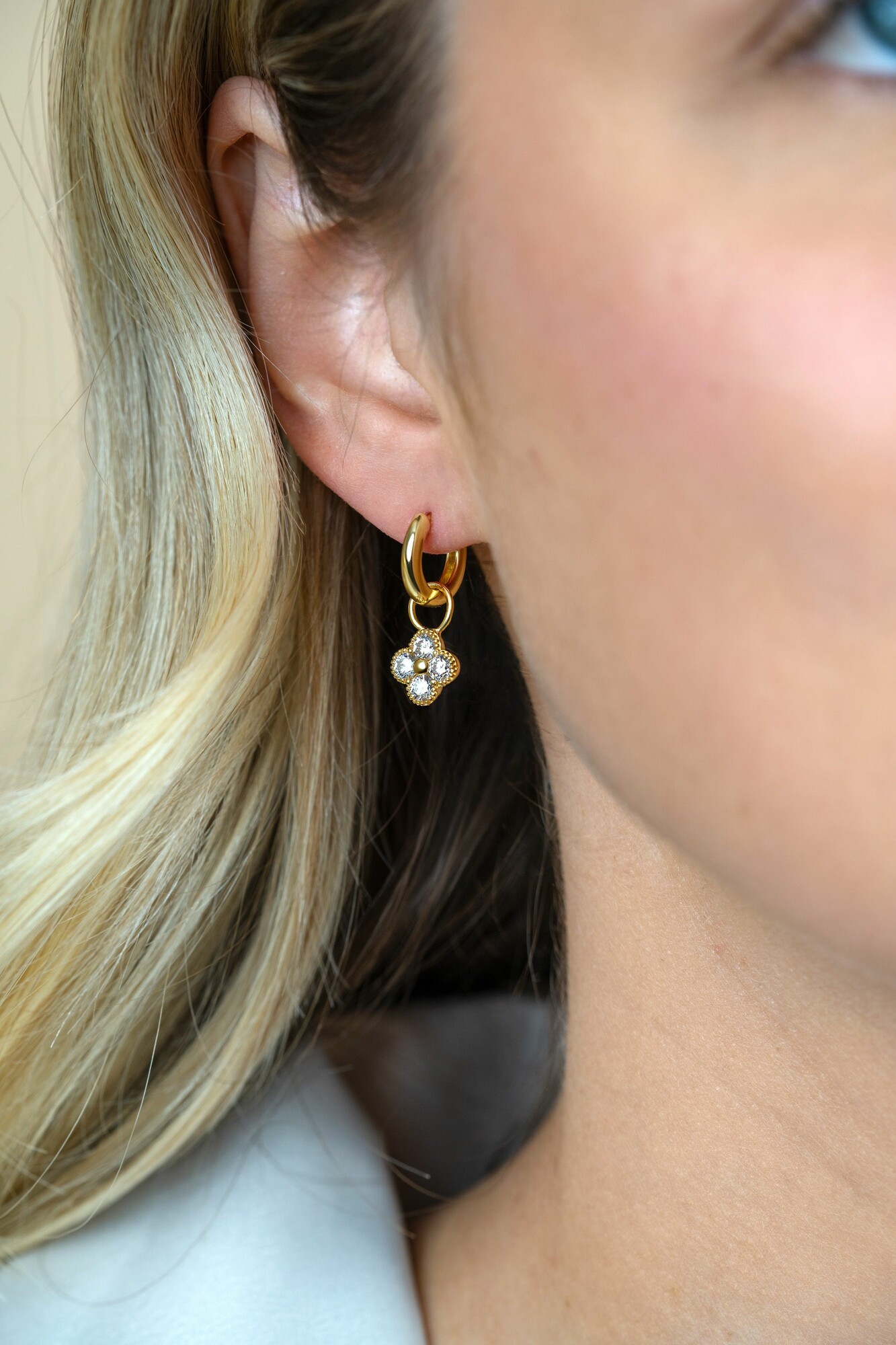 ZINZI zlv. oorbedels gg.verg.klaver met zirconia's