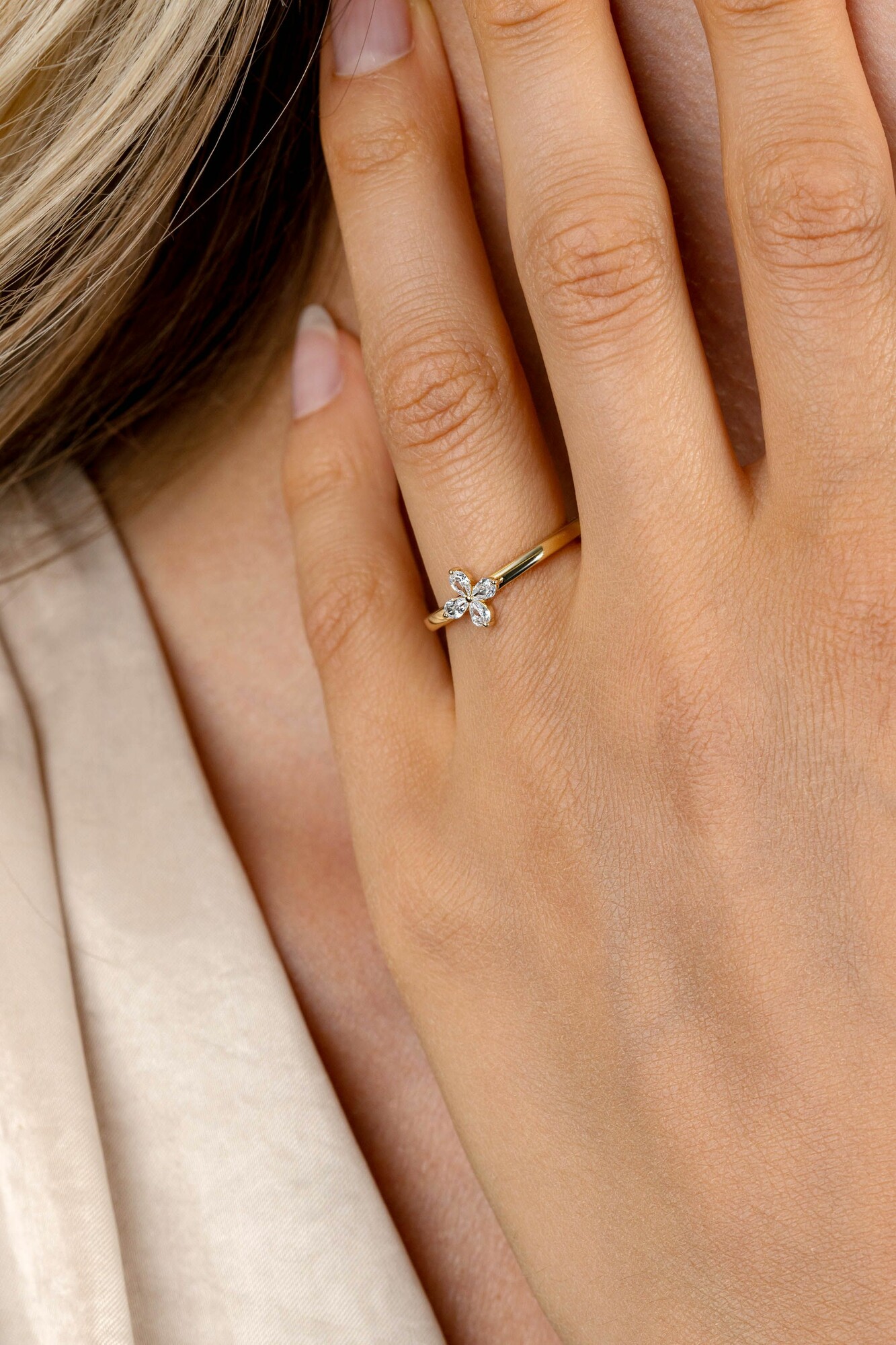 ZINZI vergoldeter Silberring mit Blume (7,5mm), besetzt mit vier tropfenförmigen weißen Zirkonia ZIR2624