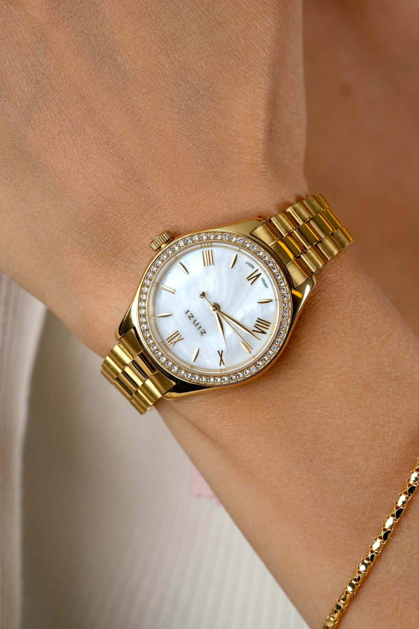 ZINZI Tresor Uhr 32mm, besetzt mit weißen Zirkoniasteinen, Perlmuttzifferblatt und goldfarbenem Edelstahlgehäuse und Gliederarmband ZIW2434