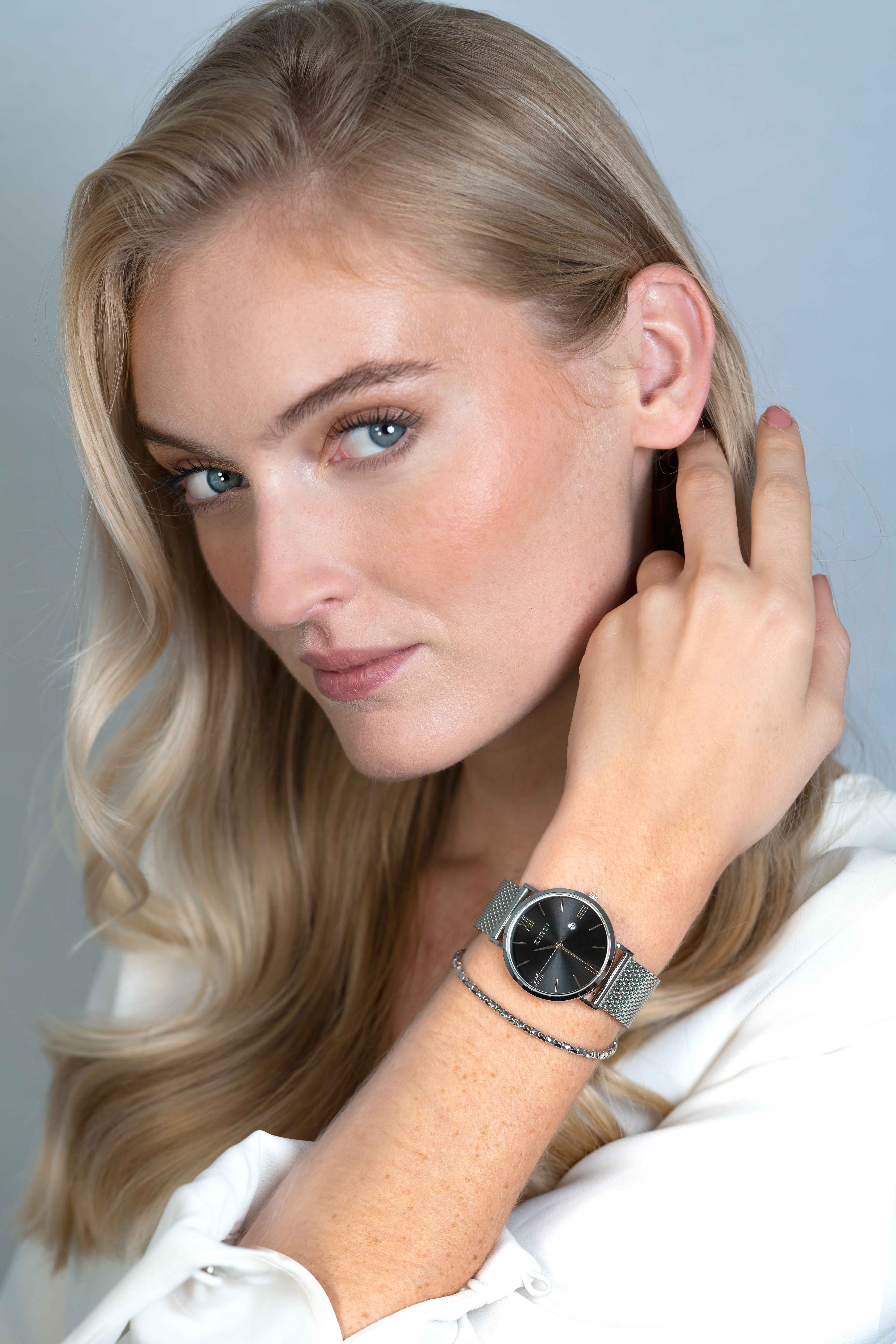 ZINZI Römische Uhr 34 mm schwarzes Sonnenschliff-Zifferblatt und extra dünnes Gehäuse aus Stahlgeflecht ZIW501M