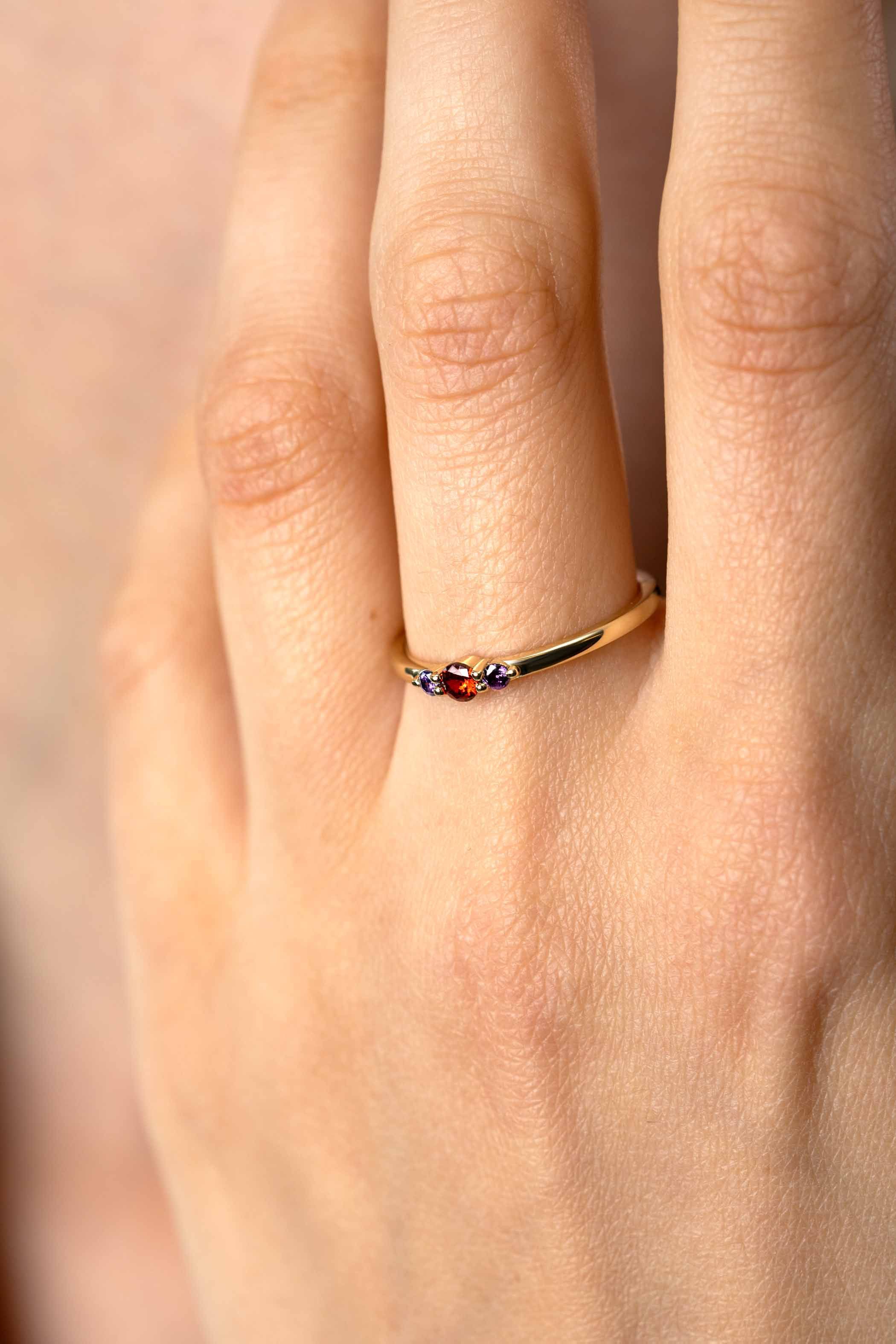 ZINZI zlv. ring met rood en paarse zirc.mt.60