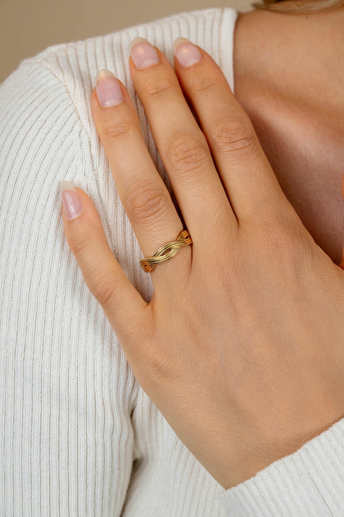 ZINZI Goldplattierter Silberner Ring (5mm breit) mit einem geflochtenen Infinity-Motiv in Linienoptik ZIR2684