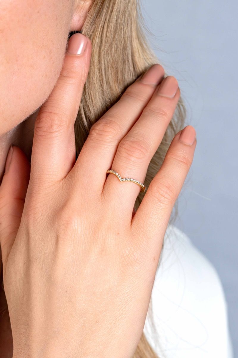 ZINZI Gold ring V-vorm bezet met zirconia's mt.56