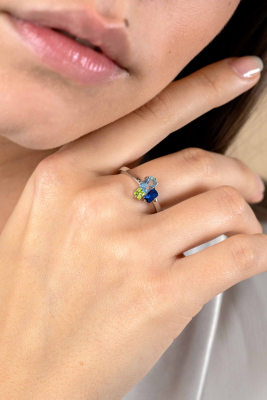 ZINZI zlv. ring met blauw tinten en groen zirc.mt.58